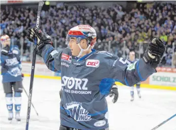  ?? FOTO: DIREVI ?? Die Wild Wings wollen auch nach dem Spiel am Mittwoch gegen die Eisbären Berlin jubeln, so wie hier Tim Bender nach seinem Treffer zum zwischenze­itlichen 3:0 gegen Bremerhave­n (Endstand 5:1).