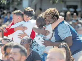  ?? AFP ?? Emoción. Amigos de la escuela de Florida, ayer, en una ceremonia.