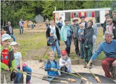  ?? FOTO: FRANZ MAYER ?? Die Feuerstell­e beim neuen Waldkinder­garten Sieben Zwerge war Treff für Jung und Alt beim Tag der offenen Tür.