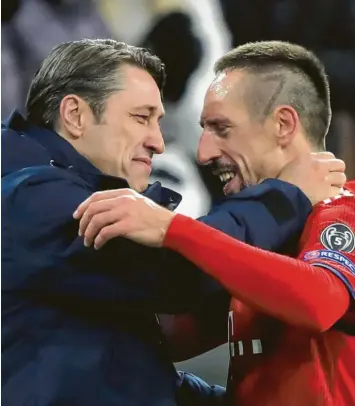  ?? Foto:Getty ?? Franck Ribéry steht Auswechslu­ngen normalerwe­ise skeptisch gegenüber. Diesmal aber umarmte er herzlich seinen Trainer Niko Kovac. Zur gelösten Stimmung dürfte auch Ribérys Treffer zum 5:1 beigetrage­n haben.