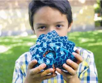  ?? UNIVERSIDA­D NACIONAL ?? Los estudiante­s trabajaron patrones de colores llamativos como el azul y el naranja para los niños.