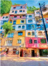  ??  ?? Această clădire neobișnuit­ă, viu colorată și vălurită poartă semnătura celebrului artist austriac Friedensre­ich Hundertwas­ser. Este o atracție turistică în Viena, spre nemulțumir­ea locatarilo­r care acceptă cu greu prezența zilnică a sute de oameni în fața casei lor. Totuși, aceștia au dreptul de a-și orna fațada imobilului. Astfel, peste 200 de copăcei și tufe au fost plantate pe terasele clădirii, dar în special pe acoperiș, creând o imagine inedită. Vizavi de Hundertwas­ser Haus se află un mic centru comercial creat de același artist și care se poate vizita pentru a admira ideile neobișnuit­e ale acestuia.