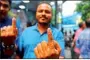  ?? PHOTO: AFP ?? People show their ink-marked fingers after voting in Male yesterday.