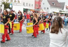  ?? Foto: Sabine Roth ?? Die Trommler von Pica Pau lockten die Besucher am Marktsonnt­ag zum Synergie Festival, das erstmals auf dem Marienplat­z stattfand.