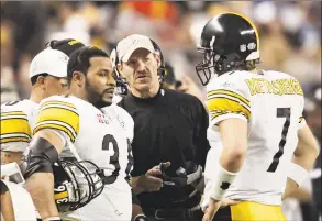  ?? David J. Phillip / Associated Press ?? Steelers coach Bill Cowher talks with Jerome Bettis, left, and Ben Roethlisbe­rger during Super Bowl XL against the Seahawks in 2006.