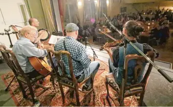 ?? Fotos: Peter Wieser ?? Entspannen bei Bluegrass und Irish Folk: Mit Attila &amp; Friends war der Dilldapper-Saal am Ende der „Nacht der Kultur“noch einmal bestens gefüllt.