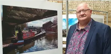  ?? ?? Canal photograph­er Kev Maslin with his image of coal boat Roach
at Tipton.