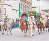  ??  ?? Colorido. donde también estuvieron los jinetes. Autoridade­s locales iniciaron el desfile