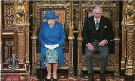  ??  ?? 英女王伊麗莎白二世︵左︶在查爾