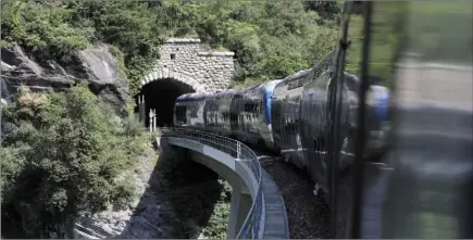  ?? (Photo Jean-François Ottonello) ?? Des citoyens italiens centralise­nt les requêtes des usagers du train Nice-Cuneo et font le lien avec les autorités locales.