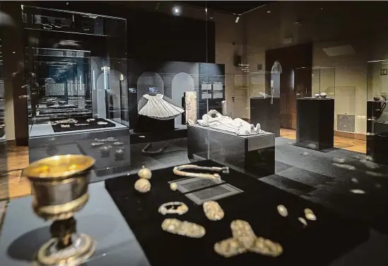  ?? FOTO AV ?? Exkurze do devátého století. Mezi exponáty je možné nalézt artefakty z tzv. kolínského hrobu, zbraně, šperky, keramiku, ale i mladší liturgická roucha či model Ludmilina náhrobku.
