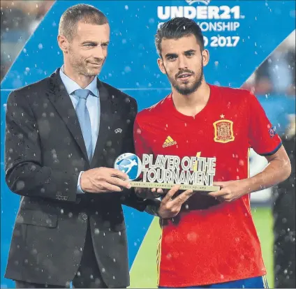  ?? FOTO: EFE ?? Ceballos recibe de manos de Aleksander Ceferin, presidente de UEFA, el trofeo al mejor jugador de la Eurocopa Sub-21