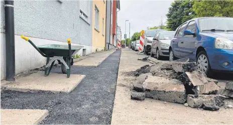  ?? FOTO: FLORIAN PEKING ?? Auch in der Maybachstr­aße ist derzeit der Bürgerstei­g aufgerisse­n.