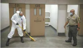  ?? SANDY HUFFAKER GETTY IMAGES / AFP ?? Des détenus sont mis à profit pour nettoyer et désinfecte­r les cellules dans certaines prisons, comme dans celle-ci à San Diego.