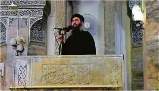  ??  ?? Abou Bakr al-Baghdadi proclamant le califat depuis Mossoul, le 5 juillet 2014.(REUTERS)