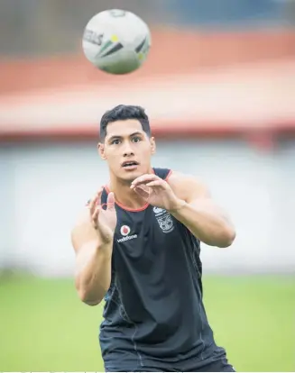  ?? Photo / Jason Oxenham ?? Roger Tuivasa-Sheck was invited to switch league loyalties.