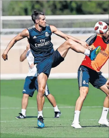  ??  ?? UN PORTENTO. Bale, esta semana, durante un entrenamie­nto del Real Madrid.