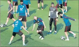  ?? FOTO: EFE ?? Iniesta, en el centro del rondo Isco tiene la posesión del balón