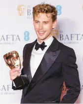  ?? VIANNEY LE CAER/INVISION ?? Austin Butler holds the trophy for best actor Sunday at the British Academy Film Awards.