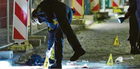  ?? Foto: Halkasch, dpa ?? Spurensich­erung in Dresden: Bei einer Messeratta­cke kam Anfang Oktober ein Tourist ums Leben. Die Polizei rätselte zunächst über das Motiv.