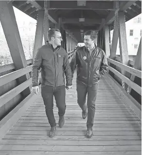  ?? JOE RAEDLE/ GETTY IMAGES ?? Democratic presidenti­al candidate Pete Buttigieg and his husband, Chasten Buttigieg, take a moment for themselves after a bus tour campaign stop Nov. 10 in Littleton, N. H.