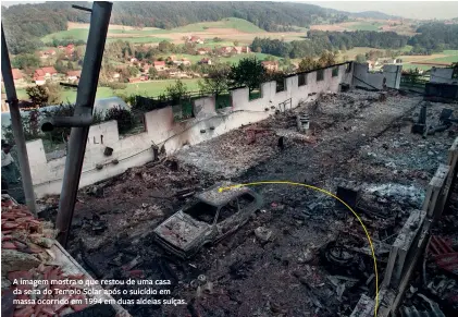  ??  ?? A imagem mostra o que restou de uma casa da seita do Templo Solar após o suicídio em massa ocorrido em 1994 em duas aldeias suíças.
