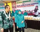  ?? RESVIA AFRILENE/JAWA POS ?? PRODUK UNGGULAN: Ali Imron mengelilin­gi stan produk olahan makanan milik warga Desa Jiken.