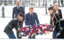  ?? CHARLES PLATIAU / EFE ?? Macron deposita una corona de flores en memoria de los caídos.