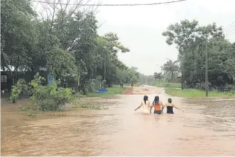  ??  ?? Totalmente inundada la calle Porvenir de la ciudad de Concepción.