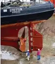  ??  ?? Wie winzig die Arbeiter im Vergleich zur Schiffssch­raube der „Stettin“wirken! Und das ist ein eher lütter Kahn.