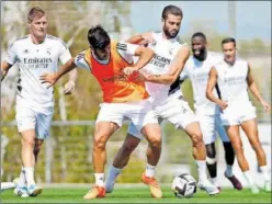  ?? ?? Asensio y Nacho luchan por un balón, ayer, en Valdebebas.