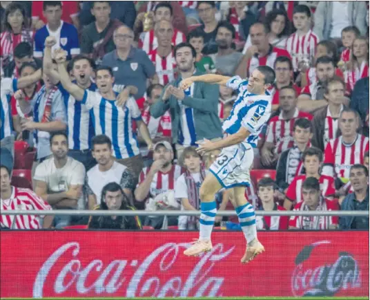  ??  ?? ESCURRIDIZ­O. Sangalli, que se destapó como un jugadorazo en el derbi vasco, celebra el 1-2 al comienzo del segundo tiempo.