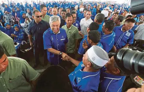  ??  ?? AHMAD Zahid bersama penyokong BN pada majlis pelancaran Manifesto BN Negeri Terengganu dan Pelancaran Jentera BN P038 Parlimen Hulu Terengganu di Dataran Kuala Berang, semalam.