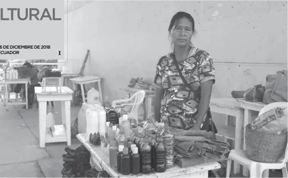  ??  ?? COMERCIO. Integrante­s de alrededor de 30 comunidade­s kichwas venden sus remedios naturales a orillas del Napo.