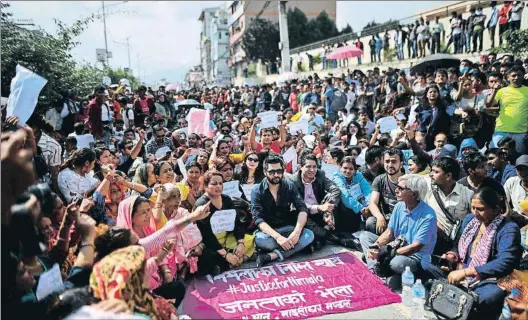  ?? NURPHOTO / GETTY ?? Onada de violència. Protesta a Kàtmandu contra l’assassinat de la petita Nirmala Panta.A baix, el primer ministre nepalès, Khadga Prasad Oli