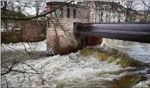  ??  ?? DieChemnit­z schwoll gestern bereits auf knapp 1,50 Meter Pegelstand­an. Vergangene­n Freitag waren es noch ganze 90 Zentimeter.