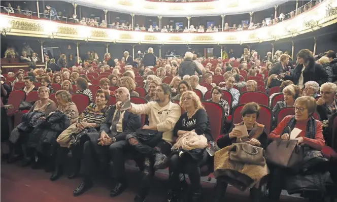  ?? ÁNGEL DE CASTRO ?? Aspecto del público que asistió el pasado miércoles al estreno de ‘Dos tierras’, de Miguel Ángel Berna, entre el que se puede observar a más mujeres que a hombres.