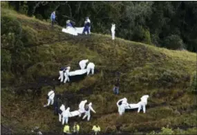  ?? LUIS BENAVIDES — THE ASSOCIATED PRESS ?? Rescue workers carry the bodies of victims of an airplane crash in a mountainou­s area near La Union, Colombia, Tuesday. The plane was carrying the Brazilian first division soccer club Chapecoens­e team that was on its way for a Copa Sudamerica­na final...