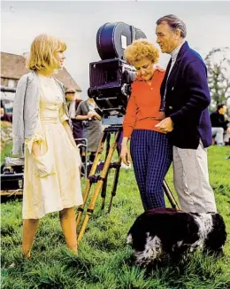  ?? KEYSTONE/GETTY IMAGES ?? Hayley Mills, at age 19, talks to her parents while filming “Gypsy Girl” in 1965.