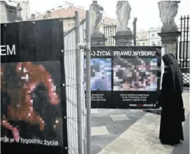  ?? FOT. MICHAŁ ŁEPECKI / AGENCJA GAZETA ?? • Wywieszani­e billboardó­w z zakrwawion­ymi ludzkimi płodami przekracza granice wolności słowa - uznał Sąd Okręgowy we Wrocławiu.