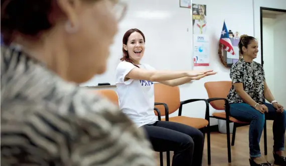  ??  ?? Viviana Arbelo asiste a un grupo de adultos mayores con ejercicios como parte del programa de OPAPA.