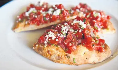  ?? JIM RASSOL/STAFF PHOTOGRAPH­ER ?? Mario’s Osteria’s Bruschetta appetizer starts with a thin pizza crust.