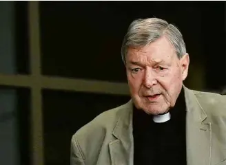  ?? Paul Crock/AFP ?? O cardeal austrialia­no George Pell chega a tribunal em Melbourne na segunda-feira (5)