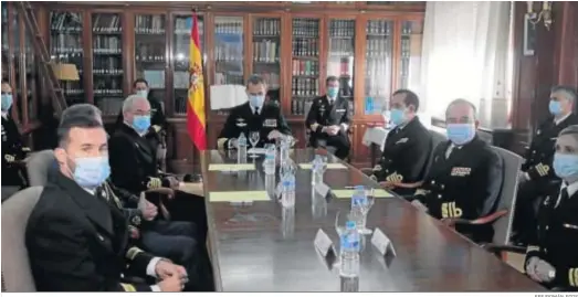  ?? EFE/ROMÁN RIOS ?? El monarca en un momento de su visita al Instituto Hidrográfi­co de la Marina, ayer, en Cádiz.