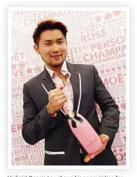  ??  ?? Violinist Dennis Lau shows his appreciati­on for champagne.