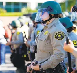  ?? BILL WECHTER U-T ARCHIVO ?? Agentes del sheriff del condado de San Diego apoyaron a la policía de La Mesa durante una protesta en agosto de 2020.