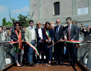  ??  ?? La vernice Il taglio del nastro del ponte con Luciana Milani, la mamma di Valeria (la prima da sinistra), e il figlio Darion(accanto a lei) (foto Vision)