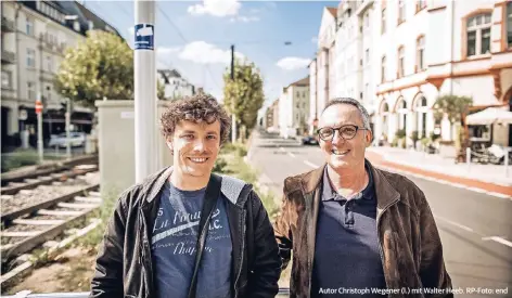  ??  ?? Autor Christoph Wegener (l.) mit Walter Heeb. RP-Foto: end