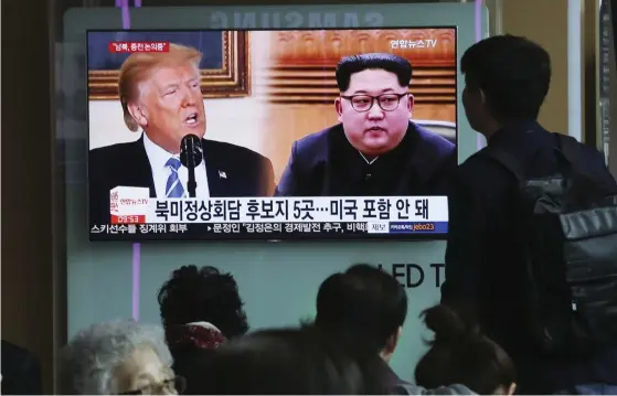  ?? FOTO: TT-AP/AHN YOUNG-JOON ?? En storbildss­kärm i Sydkorea visar bilder av USA:s president Donald Trump och Nordkoreas ledare Kim Jong-Un.