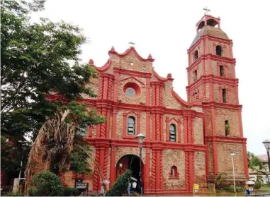  ??  ?? Ti St.Peter and Paul Metropolit­an Cathedral iti Tuguegarao, Cagayan. Adda iti abayna ti aglimakads­aaran a kampanario­na. (silverback­packer.com)